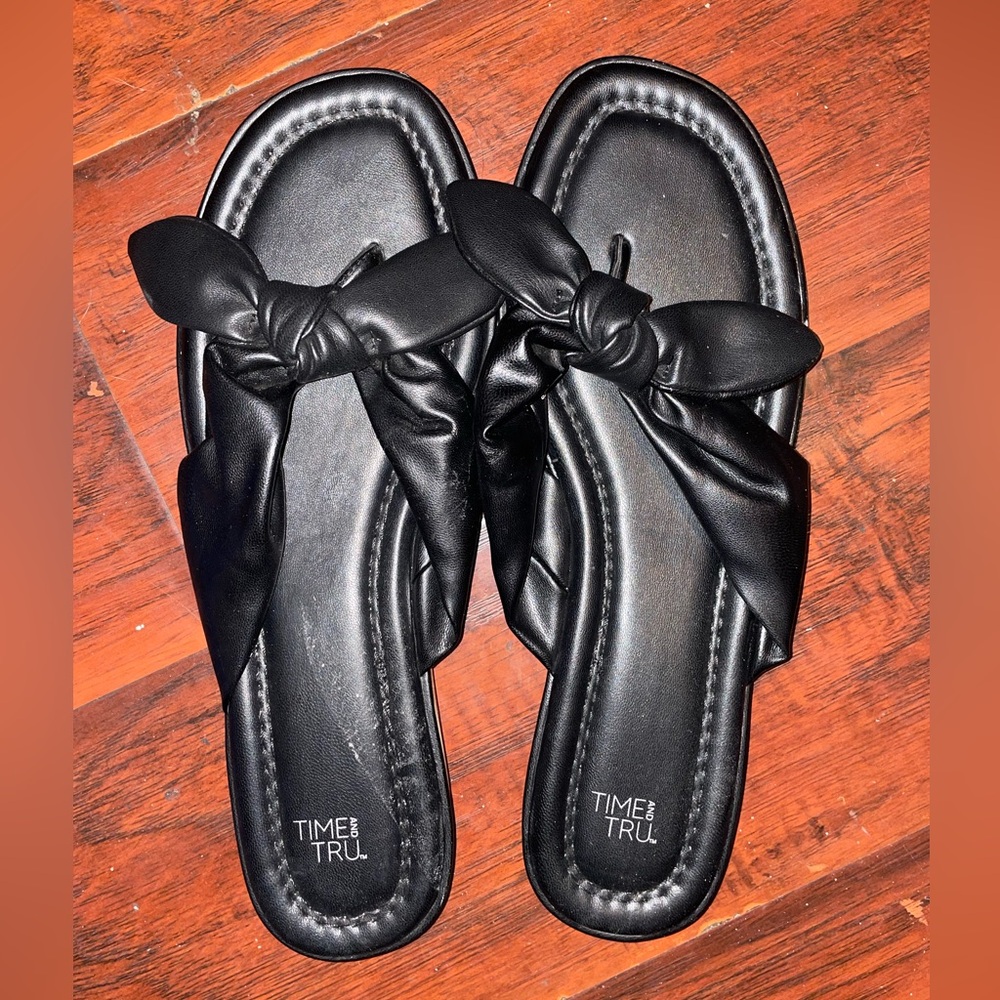 Time and Tru Women's Black Knot Sandals